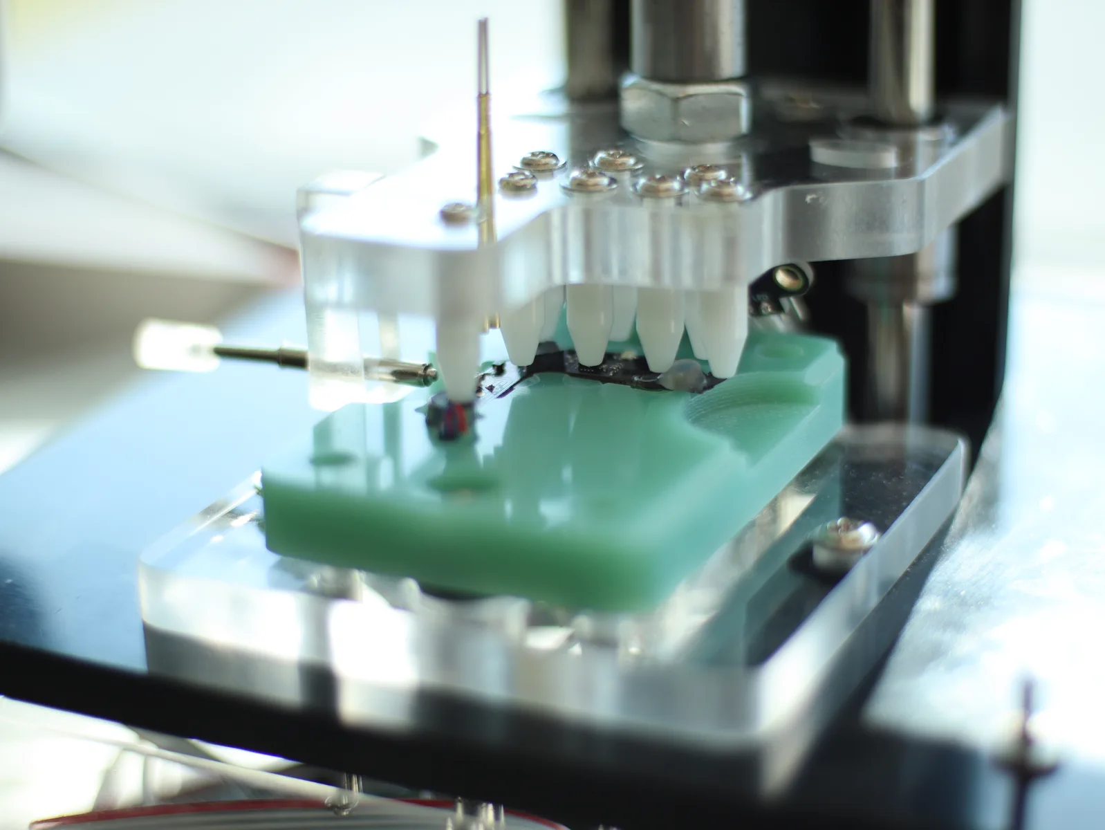 Detail van de contactconstructie en printplaat in een Insyght-testfixture met pogo-pinnen
